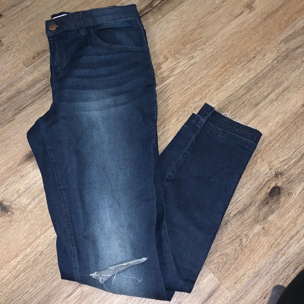 Jeans with slits on knees